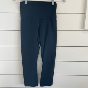 Lululemon navy cropped aligns 4